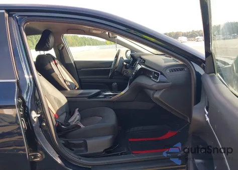 2020 Toyota Camry Le Awd z USA, uszkodzony, nr VIN 4T1C11BK1LU004968